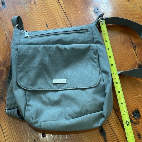 Baggallini Nylon Grey Crossbody Adjustable Bag - Picture 14 of 14